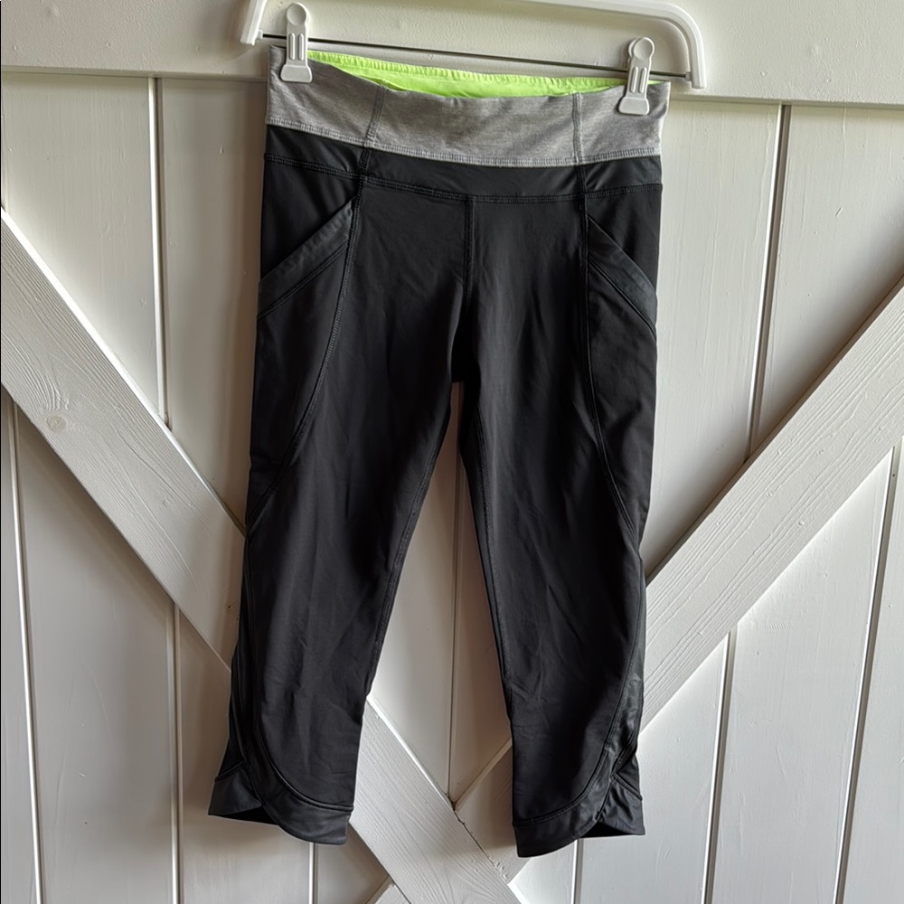 Lululemon dark and light grey crop Leggings with Stretchy Fit & Pockets